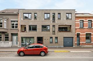 Dit energiezuinig appartement vinden we terug op de eerste verdieping van een kleinschalig gebouw mét lift pal over het mooie Park van Kapellen en alle voorzieningen die het bruisende centrum te bieden heeft.<br /><br />Centraal bevindt zich de inkomhal die uitgeeft op het salon, voorzien van ingemaakte kasten en ruimte voor een bureau. Vanuit hier is er eveneens toegang tot het inpandige balkon. Aan de achterzijde bevindt zich de eetplaats, die via een schuifraam rechtstreeks aansluit op het terras. Verder omvat het appartement een slaapkamer, een apart toilet, een badkamer en een ingerichte keuken.<br /><br />Ondergronds beschikt het appartement over een private kelderberging en een autostaanplaats, beide inbegrepen in de huurprijs.<br /><br />Gemeenschappelijke kost van €50/maand (lift, onderhoud, minuterie)<br />Individuele meters voor water, gas en elektriciteit.<br /><br />Beschikbaar vanaf 01/12/2026.<br /><br />Interesse? Contacteer Neon Vastgoed voor een bezoek ter plaatse via info@neonvastgoed.be of 03 336 88 88.