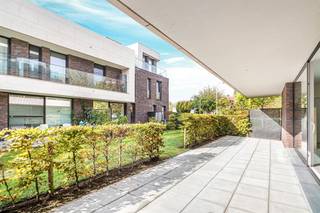 <p>Welkom in dit <strong>gelijkvloers appartement van 2018</strong>, waar <strong>vrije beroepen toegelaten</strong> zijn en waar elke meter doordacht is benut. De leefruimte met open keuken baadt in het daglicht en loopt uit op een indrukwekkend <strong>zuidwestgericht terras van maar liefst 43 m²,</strong> perfect voor zomerse diners, koffie in de ochtendzon of ontspannen avonden in stilte.</p><p><br /> </p><p>De keuken is volledig uitgerust (inductiekookplaat, combi-oven, koelkast, vaatwasser, dubbele spoelbak) en grenst aan een handige berging met aansluiting voor wasmachine en extra opslagruimte. Er zijn drie slaapkamers, één stijlvolle badkamer met ligbad, douche en dubbele wastafel, en een apart gastentoilet.</p><p><br /> </p><p><strong>Energiezuinig wonen</strong> is hier vanzelfsprekend: met een <strong>EPC A-label</strong>, <strong>ventilatiesysteem D</strong> en <strong>centrale verwarming op condensatieketel</strong> woon je duurzaam en comfortabel. De <strong>residentie is rustig en uitstekend onderhouden</strong>, met verzorgde gemeenschappelijke tuin en fietsenberging.</p><p><br /> </p><p>Bij de prijs inbegrepen: een <strong>aparte kelderberging</strong>.<br />Daarnaast is <strong>minstens één ondergrondse staanplaats verplicht aan te kopen aan €20.000</strong>, met mogelijkheid tot aankoop van <strong>maximaal drie plaatsen</strong> (elk aan €20.000).</p><p><br /> </p><p>Een plek waar licht, rust en vrijheid elkaar ontmoeten en waar elke dag een beetje zachter aanvoelt.<br /><strong>Ontdek het met Immo LEY – creators of happiness.</strong></p>