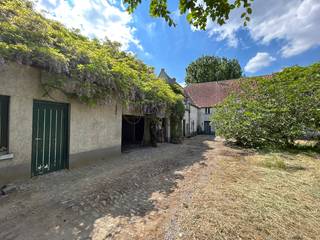 Een plek waar tijd lijkt stil te staan…Hof Candriesche, een historische hoeve met wortels tot 1281, ligt verscholen op een doodlopende weg – midden...