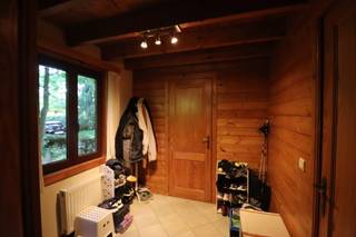 <strong>Benedenverdieping:</strong><br />Inkomhal, berging, woonkamer met open keuken en trap naar de bovenverdieping, keuken voorzien van vitrokeramische kookplaat, afzuigkap en koelkast, badkamer voorzien van wastafel, douche, toilet en aansluiting voor wasmachine en droogkast, berging/slaapkamer.<br /><br /><strong>Verdieping:</strong><br />Overloop/bureauruimte, toiletruimte met handenwasser en 2 slaapkamers.<br /><br /><strong>Kelderverdieping:<br /></strong>Gecompartimeneerde kelder voorzien van aardgasbrander voor C.V. en warmwaterbereiding.<br /><br /><strong>Buiten:</strong><br />Oprit, carport met tuinberging, omheinde tuin met terras.<br /><br />VAKANTIEWONING : geen domicilie mogelijk