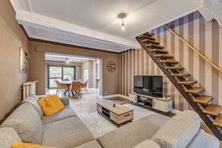 <p>Voor meer info of een bezoek, bel 053 59 49 33 - Op een strategische locatie in <strong>Aalst</strong> bevindt zich deze instapklare woning met <strong>3 slaapkamers</strong>. Deze woning heeft een zeer <strong>ruime leefruimte</strong> die voorzien is van <strong>veel lichtinval</strong>. Via de leefruimte betreden we het <strong>gezellige terras</strong> met aansluitend de tuin die voorzien is van een tuinhuis. Verder is de tuin ook <strong>zuidwestgericht</strong>. Verder is de keuken ook <strong>volledig geïnstalleerd. </strong>Er is ook een <strong>inpandige garage</strong> voorzien en <strong>extra parkeerplaatsen</strong> op de oprit. Op de <strong>eerste verdieping</strong> vinden we <strong>2</strong> <strong>slaapkamers</strong> terug alsook de <strong>badkamer</strong> die voorzien is van een <strong>ligbad en een toilet</strong>. Via een vaste trap betreden we <strong>de zolder</strong> die voorzien is van <strong>1 slaapkamer</strong> en <strong>geïsoleerd</strong> is. Verder is de <strong>beglazing recent vernieuwd</strong> alsook de <strong>gasbrander</strong> is recent vernieuwd. <strong>EPC (B) - 10 Zonnepanelen - Uitstekende ligging</strong></p>