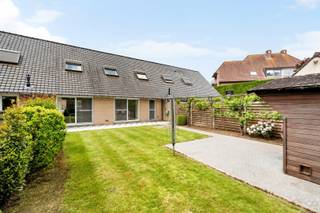 - Ideale ligging in Poperinge: L. Van Merrisstraat 6<br />- Uitstekend EPC: 178 kWh/m²/jaar, label B<br />- Lichtrijke leefruimte met zicht op de tuin<br />- Centrale verwarming en gezellige pelletkachel<br />- Keuken met extra eetplaats<br />- 4 slaapkamers <br />- Badkamer met douchebad, wastafel en extra toilet<br />- Zolder met zoldertrap<br />- Omheinde tuin met terras en tuinhuis <br />- Inpandige garage met oprit<br />- Regenwaterput + waterverzachter<br />- Richtprijs: € 369.000