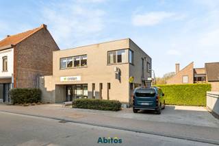 Bent u op zoek naar een centraal gelegen ruimte voor uw onderneming? Deze handels- of kantoorruimte bevindt zich in de levendige Stationsstraat van Landegem, op wandelafstand van het station en omringd door diverse handelszaken. Dankzij de uitstekende zichtbaarheid en bereikbaarheid is dit een strategische locatie met zowel passage als parkeergelegenheid voor de deur en in de directe omgeving.<br /><br />Het pand biedt flexibiliteit qua indeling: momenteel ingericht met een open onthaalruimte en twee moderne kantoren die bereikbaar zijn via een aparte sas. Naar wens kan de indeling nog aangepast worden aan uw specifieke behoeften.<br /><br /><strong>Let op:</strong> het is niet toegelaten om in het pand activiteiten uit te oefenen die verband houden met bank- of verzekeringsdiensten.<br /><br />Meer weten of een bezoek plannen?<br />📞 Jan – 0475 58 00 38 | 📧 jan@abitos.be | BIV 514818