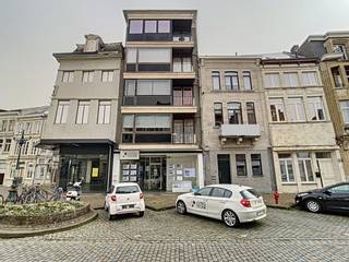<h3><strong>Aangenaam appartement met 2 slaapkamers, 2 terrassen en topligging</strong></h3><p>Op zoek naar een comfortabel appartement op een <strong>gunstige en centrale locatie</strong>? Dit aangename appartement op de <strong>eerste verdieping</strong> combineert een praktische indeling met een mooie bewoonbare oppervlakte van <strong>70 m²</strong>.</p><p>De woning beschikt over <strong>twee slaapkamers</strong> en maar liefst <strong>twee terrassen</strong>, ideaal om op elk moment van de dag van het buitenleven te genieten. Dankzij het <strong>gunstige EPC</strong> is dit bovendien een interessante keuze voor wie comfort en energiezuinigheid wil combineren.</p><p>De ligging is een absolute troef: <strong>op korte afstand van het centrum, het station en diverse scholen</strong>. Winkels, openbaar vervoer en andere dagelijkse voorzieningen zijn vlot bereikbaar.</p><p>Niet alleen voor eigen bewoning is dit appartement een interessante opportuniteit. Dankzij de <strong>centrale ligging, twee slaapkamers en aantrekkelijke indeling</strong> is het eveneens <strong>bijzonder geschikt als investering voor verhuur</strong>.</p><p>Kom zeker langs op onze kijkdag op dinsdag 15 september! Inschrijven via onderstaande knop! </p>