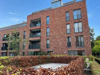 Spacious 2-bedroom apartment in the center of LeuvenThis spacious and pleasant apartment is located in the center of Leuven, within walking distance of numerous shops, restaurants, cafés, and other amenities. Thanks to its central location, you enjoy everything Leuven has to offer, while the E314 motorway is also accessible within approximately 5 minutes by car.The apartment features two spacious bedrooms and also offers a comfortable bathroom with a bathtub and double sink, as well as a separate shower room. The spacious living area connects to an open kitchen equipped with an oven, refrigerator, and freezer. From the living area, you have access to a cozy terrace overlooking a lovely square, a nice place to relax.Additionally, the apartment includes an underground parking space, which is a great extra asset in the center of Leuven. There is also a practical storage room near the parking area, ideal for storing bicycles, equipment, or other items. Furthermore, there is a bicycle storage area with space for two bicycles.An ideal apartment for those looking for space, comfort, and a central location in Leuven.Interested? Request your visit today through our website.