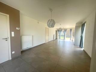 <strong>Rustig gelegen woning met 3 slaapkamers en carport<br /><br />Indeling</strong><br />gelijkvloers: inkomhal, toilet met lavabo, living met open keuken en berging<br />eerste verdiep: 3 slaapkamers, badkamer, aparte toilet en berging<br /><br /><strong>Troeven:</strong>
<ul><li>zonnepanelen inbegrepen</li><li>centrale verwarming op gas</li><li>ventilatiesysteem voorzien</li><li>vliegramen voorzien</li><li>Zuidwest georiënteerde tuin</li><li>rustige ligging in doodlopende straat</li><li>parking vooraan voor 2 auto's</li><li>carport en tuinhuis</li></ul>