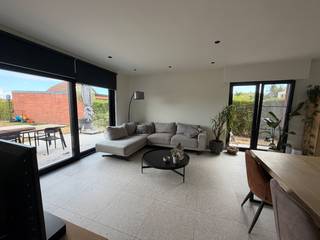 Deze prachtige woning in Evergem - Belzele is perfect gelegen op een rustige locatie maar toch dichtbij tal van faciliteiten en verbindingswegen. De woning heeft een bewoonbare oppervlakte van 108 vierkante meter en een energielabel A. Dit betekent dat de woning zeer energiezuinig is en dat de bewoners kunnen genieten van lage energierekeningen.<br /><br />De woning beschikt over een ruime leefruimte, open keuken (inclusief toestellen), 3 ruime slaapkamers en 1 badkamer met dubbele wastafel, toilet en inloopdouche. Er zijn twee parkeerplaatsen beschikbaar op het terrein, wat handig is voor gezinnen met meerdere auto's. Daarnaast is er ook een garage aanwezig, en een extra berging naast de keuken, wat extra opslagruimte biedt.<br /><br />De grote troeven van deze woningen zijn de elektrische rolluiken in de leefruimte, de airco (warm/koud) in de 3 slaapkamers, de zonnepanelen, de grote vrijstaande garage met extra zonneterras<br /><br />De tuin van de woning is een heerlijke plek en voorzien van een groot terras om te ontspannen en te genieten van de buitenlucht. <br /><br />Schrijf u nu in via "Plan Uw Bezoek" op onze website voor het eerstkomende bezoekmoment. Voor verdere vragen kan u steeds contact opnemen per immovercruysse@gmail.com.