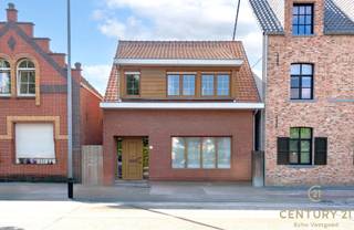 Charmante Deels Gerenoveerde Woning op Steenworp van het Gezellige Centrum van Oud-TurnhoutOntdek deze charmante deels gerenoveerde woning, ideaal...