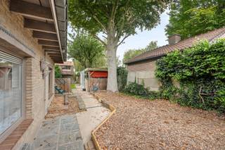 Deze ruime woning is zeer landelijk gelegen.De indeling op het gelijkvloers is als volgt: inkom, uitgeruste keuken, gezellige leefruimte (met haard),...