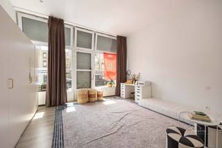 <h1><span>Opbrengsteigendom met 4 woonentiteiten, tuin en uitbreidingsmogelijkheden</span></h1><p><span>Bent u op zoek naar een interessant opbrengsteigendom met een onmiddellijk rendement? Dan is dit karaktervolle handelshuis op een centrale ligging langs de Herentalsebaan een uitstekende investeringsopportuniteit. Het gebouw is momenteel ingedeeld in </span><span>4 woonentiteiten</span><span> en realiseert een </span><span>jaarlijkse huuropbrengst van ca. 39.400 tot 40.000</span><span>, goed voor een </span><span>bruto rendement van ca. 5,7%</span><span>.</span></p><p><span>Met een </span><span>totale bewoonbare oppervlakte van ca. 300 m²</span><span> op een perceel van </span><span>240 m²</span><span> biedt dit pand tal van mogelijkheden voor investeerders. De tussenverdieping en de achterbouw bieden bovendien interessante optimalisatie- en uitbreidingsmogelijkheden, mits het verkrijgen van de nodige stedenbouwkundige vergunningen.</span></p><h2><span>Gelijkvloers</span></h2><p><span>Bewoonbare oppervlakte:</span><span> 87 m²<br /></span><span>EPC:</span><span> 302 kWh/m²/jaar | </span><span>Label D</span></p><ul><li><span>Inkomhal </span></li><li><span>Leefruimte </span></li><li><span>Keuken </span></li><li><span>2 slaapkamers </span></li><li><span>Badkamer </span></li><li><span>Terras </span></li><li><span>Tuin </span></li></ul><p><span>Staat:</span><span> Instapklaar.</span></p><h2><span>1e verdieping (momenteel leeg)</span></h2><p><span>Bewoonbare oppervlakte:</span><span> 58 m²<br /></span><span>EPC:</span><span> 205 kWh/m²/jaar | </span><span>Label C</span></p><ul><li><span>Inkomhal </span></li><li><span>Leefruimte </span></li><li><span>Keuken </span></li><li><span>1 slaapkamer </span></li><li><span>Badkamer </span></li></ul><p><span>Staat:</span><span> Te renoveren.</span></p><h3><span>Tussenverdieping (momenteel leeg)</span></h3><p><span>De tussenverdieping behoort momenteel tot het appartement op de 1e verdieping en vormt een volwaardige extra ruimte. Deze kan perfect dienst doen als bureau, hobbyruimte of berging. Mits het verkrijgen van de nodige stedenbouwkundige vergunningen bestaat de mogelijkheid om deze ruimte in te richten als een afzonderlijke studio.</span></p><h2><span>2e verdieping</span></h2><p><span>Bewoonbare oppervlakte:</span><span> 58 m²<br /></span><span>EPC:</span><span> 212 kWh/m²/jaar | </span><span>Label C</span></p><ul><li><span>Inkomhal </span></li><li><span>Leefruimte </span></li><li><span>Volledig ingerichte keuken </span></li><li><span>1 slaapkamer </span></li><li><span>Badkamer </span></li></ul><p><span>Staat:</span><span> Instapklaar.</span></p><h2><span>3e verdieping</span></h2><p><span>Bewoonbare oppervlakte:</span><span> 58 m²<br /></span><span>EPC:</span><span> 677 kWh/m²/jaar | </span><span>Label F</span></p><ul><li><span>Inkomhal </span></li><li><span>Leefruimte </span></li><li><span>Volledig ingerichte keuken </span></li><li><span>1 slaapkamer </span></li><li><span>Bureau of 2e slaapkamer </span></li><li><span>Badkamer </span></li><li><span>Wasplaats </span></li></ul><p><span>Staat:</span><span> Te renoveren.</span></p><h2><span>Troeven</span></h2><ul><li><span>Opbrengsteigendom met </span><span>4 woonentiteiten</span><span> </span></li><li><span>Totale bewoonbare oppervlakte van </span><span>ca. 300 m²</span><span> </span></li><li><span>Perceeloppervlakte van </span><span>240 m²</span><span> </span></li><li><span>Gelijkvloerse woonentiteit met terras en tuin </span></li><li><span>5 - 7 slaapkamers</span><span>, afhankelijk van de inrichting </span></li><li><span>Individuele tellers voor gas en elektriciteit </span></li><li><span>Centrale ligging nabij winkels, scholen, openbaar vervoer en belangrijke invalswegen </span></li><li><span>Mogelijkheid tot verdere optimalisatie van de tussenverdieping en achterbouw, mits het verkrijgen van de nodige stedenbouwkundige vergunningen </span></li></ul><p><span> </span></p><p><span>Dit opbrengsteigendom combineert een onmiddellijke huuropbrengst met een interessante ligging, een aantrekkelijk rendement en diverse optimalisatiemogelijkheden. Dankzij de huidige indeling, de ruime bewoonbare oppervlakte en het bijkomende potentieel vormt dit pand een uitstekende opportuniteit voor zowel particuliere als professionele investeerders.</span></p><p><span> </span></p>