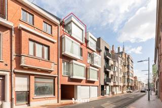 Zeer verzorgd duplexappartement in residentie Clement met een bewoonbare oppervlakte van 106 m2 in het hart van IzegemDe indeling van het appartement...