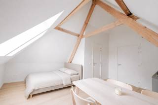 Vous cherchez une chambre étudiante récemment rénovée, idéalement située ? Cette chambre étudiante spacieuse et élégante se trouve au troisième étage d’un immeuble entièrement rénové. En plein cœur du dynamique quartier universitaire d’Anvers, elle offre tout le confort nécessaire pour une vie étudiante agréable et sans souci.<br /><br />Vous êtes à distance de marche des lieux incontournables tels que la Meir, la Groenplaats, et plusieurs campus (Université d’Anvers, Thomas More, KDG, AP Hogeschool, ...). Les arrêts de transports en commun sont également à proximité.<br /><br />La chambre dispose de tout le confort : une salle de bain privative avec douche, toilette et lavabo. Elle est entièrement meublée et comprend une kitchenette avec évier et réfrigérateur.<br /><br />Au rez-de-chaussée, vous trouverez une cuisine moderne entièrement équipée pour cuisiner à plusieurs. Un espace extérieur commun permet de se détendre, ainsi qu’un local à vélos.<br /><br />Saisissez cette opportunité et vivez une expérience étudiante inoubliable au cœur d’Anvers.<br /><br />Loyer : 680 euros/mois <br />Charges générales : 50 euros/mois (gaz, électricité, eau et wifi)<br /><br />Disponible : immédiatement<br /><br />Vous souhaitez en savoir plus ? <br />Contactez LISTED dès aujourd’hui au +32 3 283 51 51.