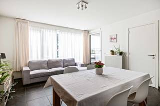Verzorgd 1 slaapkamer appartement met terras in residentie gebouwd in 2007. Het appartement heeft een breedte van 7,11m. Woonkamer aan zonnig terras, open keuken met bar tablet en aansluitende berging, apart toilet, badkamer (douche, wastafel in meubel). Er is op het gelijkvloers ruimte voor het stallen van een fiets.