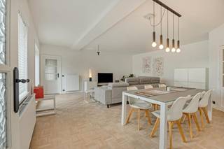 Gelegen in de Lalouxlaan, een zijstraat van de Koninklijke Baan te Koksijde, vinden we dit instapklare appartement van maar liefst 115 m² te koop. Het appartement beschikt over 2 slaapkamers en een zeer ruime en lichtrijke leefruimte met direct toegang tot het zongerichte terras van 18m². Het appartement is gelegen op wandelafstand van het strand, winkels, restaurants, en het openbaar vervoer!<br /><br />Op zoek naar interessante immo te Koksijde? Lees dan zeker verder!<br /><br />INDELING<br />> Eerste verdieping:<br />- Inkomhal met afzonderlijk toilet; <br />- Lichtrijke leefruimte met toegang tot het zuidgerichte terras;<br />- Keuken;<br />- Berging;<br />- Badkamer met bad, wasmeubel en toilet;<br />- Slaapkamer (1);<br />- Slaapkamer (2);<br /><br />Algemeen:<br />- Ramen vernieuwd in 2023<br />- Nieuwe condenserende verwarmingsketel sinds 2023<br />- EPC label C (207 kWh/m²) = geen renovatieverplichting<br />- Centrale ligging nabij het strand, winkels en openbaar vervoer<br /><br />Bent u op zoek naar een woonappartement aan zee of een tweede verblijf? Aarzel dan niet om contact op te nemen met de dossierverantwoordelijke Yari Devos via 0491 27 21 85 of yari.devos@dewaele.com.<br /><br />Bestuursmaatregelen in het maatregelenregister: in aanvraag