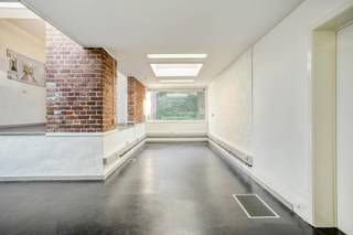 De woning biedt een veelzijdige indeling met tal van mogelijkheden. Bij het binnenkomen word je verwelkomd in een inkomhal die toegang geeft tot de gezellige leefruimte met authentieke haard, een afzonderlijke eetruimte en een eenvoudige keuken. Daarnaast is er een basis badkamer aanwezig.<br /><br />De ruime garage/loods vormt een absolute meerwaarde en leent zich uitstekend als opslagruimte, atelier of professionele werkplek.<br /><br />Op de eerste verdieping bevindt zich een ruime, open verdieping. Deze ruimte kan naar eigen wens worden ingericht als een royale slaapkamer met dressing en badkamer, of worden opgedeeld in twee slaapkamers met een aparte badkamer.<br /><br />EXTRA TROEVEN<br /><br />- Zonnewering en airconditioning aanwezig<br />- Kelder: ideaal als technische ruimte of bijkomende opslag<br />- Gezellig stadstuintje met tuinhuis en extra bergruimte<br />- Maar liefst 7 open parkeerplaatsen en 1 overdekte parkeerplaats<br /><br />Uitstekende bereikbaarheid, met een vlotte verbinding naar Waregem en de E17<br /><br />Dankzij de combinatie van wonen, werken en ruime opslagmogelijkheden is dit pand bijzonder geschikt voor wie op zoek is naar een multifunctionele eigendom met karakter en potentieel.<br /><br />Dit pand is onderworpen aan de renovatieverplichting van de Vlaamse overheid voor residentiële gebouwen (behoudens bij sloop binnen 5 jaar na de aankoop). Consulteer voor meer informatie de website van het Vlaams Energie- en Klimaatagentschap via https://www.vlaanderen.be/een-woning-kopen/renovatieverplichting-voor-residentiele-gebouwen<br /><br />Bestuursmaatregelen in het maatregelenregister: in aanvraag