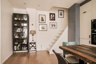 <p><span>Wegens de vele aanvragen zijn alle bezoeken volzet. Wij contacteren u enkel indien het pand na dit weekend nog beschikbaar is. </span></p><p><span>Duplex appartement met loftkarakter in historisch gebouw in het oude centrum</span></p><p><span>Dit duplex appartement met loftkarakter is gelegen in een authentiek gebouw uit </span><span>1836</span><span>, een voormalige suikerraffinaderij waarvan de </span><span>neoclassicistische gevel</span><span> bewaard is gebleven. Het appartement bevindt zich </span><span>rustig aan de achterzijde</span><span> van het gebouw en is gelegen in het </span><span>oude centrum</span><span>, in de </span><span>Venusstraat</span><span>, een charmante straat met tal van historische gebouwen.</span></p><p><span>Het appartement strekt zich uit over het </span><span>gelijkvloers en de eerste verdieping</span><span> en beschikt over een </span><span>efficiënte en functionele indeling</span><span>. Via de </span><span>gepantserde inkomdeur</span><span> komt u binnen in de leefruimte met </span><span>open keuken</span><span> en directe toegang tot het </span><span>terras</span><span>. Het terras ligt op een </span><span>gezamenlijke binnenkoer</span><span>, die gedeeld wordt met de buren en visueel is afgescheiden door beplanting. De </span><span>keuken werd twee jaar geleden vernieuwd</span><span>.</span></p><p><span>De trap in de leefruimte leidt naar de bovenverdieping met een hal die toegang geeft tot een </span><span>apart toilet</span><span>, een </span><span>badkamer met douche en lavabo</span><span>, en </span><span>twee slaapkamers</span><span>. De master bedroom beschikt over een </span><span>kleine dressing</span><span>.</span></p><p><span>Daarnaast is er in de </span><span>kelder</span><span> nog een </span><span>private bergruimte</span><span> en fietsenstalling.</span></p><p><span>Dankzij de </span><span>centrale ligging</span><span> bevindt het appartement zich op </span><span>loopafstand van openbaar vervoer, universiteiten en hogescholen</span><span>, evenals het </span><span>MAS, de haven en het historische stadscentrum</span><span>.</span></p><p><span>Een karaktervol en praktisch ingericht duplex appartement met loftgevoel, rustig gelegen in het historische hart van de stad.</span></p>