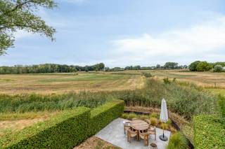 Dit karaktervolle en energiezuinige pand combineert een unieke landelijke sfeer met het hedendaagse comfort van de stad. Gelegen in de rustige rand van Brugge, geniet u dagelijks van adembenemende zonsondergangen, privacy en een ruimtelijk gevoel.<br /><br />Indeling van het huis:<br /><br />Gelijkvloers: <br />Uitnodigende inkomhal met een afzonderlijk gastentoilet, een ruime en lichtrijke woonkamer met grote raampartijen en een open volledig ingerichte keuken en een praktische berging naast de keuken.<br /><br />Eerste verdieping:<br />Twee volwaardige slaapkamers en een comfortabele badkamer voorzien van een toilet, een inloopdouche en een lavabo in meubel. Mogelijkheid tot het creëren van een extra (derde) slaapkamer.<br /><br />Zolder: <br />Een zolder voorzien van vlizotrap die uitstekend dienstdoet als extra opbergruimte.<br /><br />Exterieur: Een bijzonder grote en onderhoudsvriendelijke tuin met royale terrassen en prachtige uitzichten.<br /><br />Troeven en bereikbaarheid:<br />Dit kwalitatieve vastgoed is een fantastische opportuniteit voor wie duurzaam en comfortabel wil wonen. Dankzij een uitstekend Energieprestatiecertificaat met label A bent u verzekerd van een zeer energiezuinig verbruik. Wie een instapklaar huis wil kopen, investeert hier rechtstreeks in de toekomst. De grote tuin met het uitgestrekte terras laat u op elk moment van de dag van de zon genieten.<br /><br />Ook qua ligging zit u hier uitstekend. Het huis bevindt zich op een boogscheut van het historische centrum van Brugge, waardoor scholen, winkels en openbaar vervoer snel en vlot bereikbaar zijn. Daarnaast staat u binnen twintig minuten rijden aan de Belgische kust. Kortom, een unieke koop voor wie zoekt naar rust in het groen met de stad Brugge dichtbij.<br /><br />De woning is beschikbaar voor bewoning vanaf 01/05/2027.<br /><br />De eigendom wordt aangeboden via de Pre-sale formule. Van 20/09/2026 om 12:00 tot 26/09/2026 om 16:00 kan u het huis op afspraak komen bezichtigen en een bod uitbrengen. De vermelde prijs is een instelprijs. Voor meer info, gelieve contact op te nemen met de dossierverantwoordelijke.<br /><br />Bestuursmaatregelen in het maatregelenregister: nee
