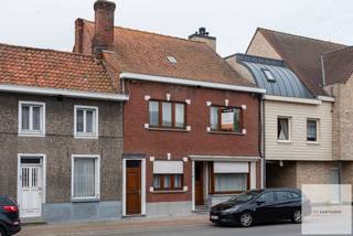 Bent u op zoek naar een ruime woning met tal van mogelijkheden? Deze gesloten bebouwing, centraal gelegen in Ursel, biedt een uitstekende basis voor wie zelf de handen uit de mouwen wil steken of op zoek is naar een interessante investering.<br /><br />De woning beschikt over vier volwaardige slaapkamers en een praktische indeling. Achteraan vindt u een koer waar u gezellig buiten kan zitten, evenals een handige werkruimte/berging. De tuin is bovendien bereikbaar via een zijliggende doorgang, waardoor u niet door de woning hoeft te gaan – een extra troef voor fietsen of tuinmateriaal.<br /><br />Daarnaast is er een zolder aanwezig met de mogelijkheid tot verdere inrichting, wat extra woonruimte kan creëren.<br /><br />De woning wordt momenteel verhuurd aan een correcte huurder, wat ze ook interessant maakt als opbrengsteigendom. <br />Uiteraard is ze eveneens geschikt voor eigen bewoning.<br /><br />Hou er rekening mee dat de woning nood heeft aan renovatiewerken om ze naar hedendaagse normen te brengen. Door de beperkte isolatie is de EPC-score momenteel hoog.<br /><br />Parkeren kan vlot in de straat.<br /><br />Indeling:<br />- Gelijkvloers:<br />Leefruimte, gesloten ingerichte keuken, apart toilet, slaapkamer/bureau, buitenberging, terras met tuintje<br />- Eerste verdieping:<br />Nachthal, 3 slaapkamers, badkamer<br />- 2de verdieping:<br />Zolder met mogelijkheid tot inrichten van 5de kamer<br /><br />Interesse in deze woning met potentieel? <br />Neem gerust contact op voor meer informatie of een bezoek!