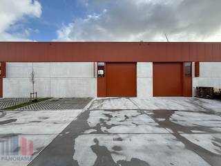 Nieuwbouw KMO-unit met een oppervlakte van 220 m²  en 2 privatieve parkeerplaatsen te huur. Fantastisch gelegen op amper 2 km van de R4 met een...