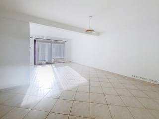 Planifiez votre visite via www.living-stone.beAppartement avec 2 chambres et double garage1ier étage - avec ascenseurL'appartement consiste d'un hall...