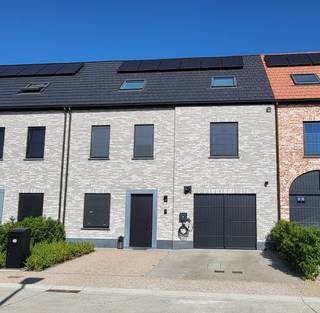 <strong>ZAT 22/8 - 1<sup>ste</sup> BEZOEKDAG OP AFSPRAAK 0488 85 81 84</strong> <strong>Exclusieve nieuwbouwwoning (2024) met luxueuze afwerking en energielabel A</strong><br />Bent u op zoek naar een instapklare, energiezuinige woning waar luxe, comfort en kwaliteit centraal staan? Dan zal deze exclusieve nieuwbouwwoning uit 2024 u ongetwijfeld bekoren.<br />Deze bijzonder hoogwaardig afgewerkte woning werd gebouwd met oog voor detail en uitsluitend afgewerkt met kwalitatieve en duurzame materialen. Natuurstenen vloeren, een stijlvolle open leefruimte met bio-ethanol inbouwhaard, een exclusieve maatkeuken van De Meersman voorzien van Miele-toestellen, volledig ingerichte dressings en ingebouwde maatkasten zorgen voor een luxueuze woonbeleving.<br />De woning beschikt over een ruime inkomhal met vestiaire, een lichtrijke woonkamer met open keuken, berging, garage, vier volwaardige slaapkamers, een volledig ingerichte dressing, een luxueuze badkamer met ligbad en inloopdouche en een afgewerkte zolderverdieping die tal van mogelijkheden biedt.<br />Ook op technisch vlak werd niets aan het toeval overgelaten. Dankzij de warmtepomp, vloerverwarming, ventilatiesysteem D, zonnepanelen, aluminium ramen met superisolerende beglazing en een EPC-score van slechts <strong>20 kWh/m² (energielabel A)</strong> geniet u van een uitzonderlijk energiezuinige woning.<br />Verder beschikt de woning over een alarmsysteem, camerabewaking, waterverzachter, een regenwaterput van 15.000 liter, airconditioning op de tweede verdieping en een oostgericht terras in blauwe hardsteen. <br />Gelegen in een residentiële omgeving, op wandelafstand van scholen en winkels en met een vlotte verbinding naar openbaar vervoer, combineert deze woning een uitstekende ligging met een uitzonderlijk hoog afwerkingsniveau. Voor meer inlichtingen of een afspraak op de kijkdag bel   <strong>0488 85 81 84</strong>.<br /> 