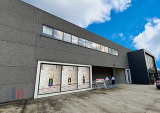 This office is strategically located just 500 metres from the Melle exit of the R4. Thanks to its proximity to the E17 motorway, about 2.5 km...