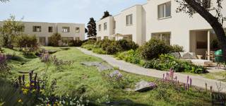 Welkom bij De Strandloper, een stijlvol en energiezuinig project op een toplocatie in Bredene!<br /><br /><span>Indeling van de woning:</span><strong> </strong><br /><strong>- Gelijkvloers:</strong> Tellerkast, ruime berging, lichtrijke en ruime living, terras, open keuken en gastentoilet.<br /><strong>- Op verdiep:</strong> nachthal, 3 slaapkamers, badkamer met lavabo en toilet.<br />Elke woning beschikt over een zuidgericht terras, ideaal om maximaal te genieten van zon en rust.<br />Elke woning beschikt over een parking vooraan het domein.<br /><br />Daarnaast wordt er sterk ingezet op energiezuinigheid en toekomstgericht wonen:<br />- Verwarming en koeling via lucht-lucht warmtepomp<br />- Energie-efficiënte technieken<br />- Fietsenstallingen voorzien op het domein<br /><br />De Strandloper biedt u de perfecte combinatie van rust, comfort en nabijheid van strand en natuur. Hier woont u in een aangename kustgemeente met vlotte bereikbaarheid en alle voorzieningen binnen handbereik.<br /><br /><strong>Bent u op zoek naar een eigentijdse vakantiewoning aan zee met doordachte indeling en zonnig terras?</strong><br />- De Strandloper in Bredene is een unieke kans.<br /><br />Neem vandaag nog contact op of plan een bezoek aan onze bemeubelde modelwoningen op Blekkaertstraat 50, Bredene aan Zee.<br />De Strandloper – Uw droom of investering aan zee - Verkoopkantoor ter plaatse op afspraak: info@yess-vastgoed.be / 050 33 59 03