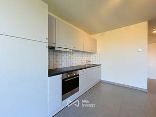 <p>Tel.: 0456 89 12 70 / E-mail: noah.c@weinvest.be<br /><br />We Invest stelt u met plezier deze prachtige duplex voor, gelegen aan de Mutsaertstraat 54 in Vilvoorde.<br /><br />Dit pand is ideaal gelegen in een aangename omgeving, met winkels, openbaar vervoer en tal van voorzieningen in de nabije omgeving. Hierdoor geniet u van een vlotte bereikbaarheid en een comfortabel dagelijks leven.<br /><br />De duplex biedt een lichtrijke en gezellige woonomgeving met een praktische en doordachte indeling. Hij bestaat uit een ruime woonkamer, een volledig uitgeruste keuken die aansluit op de leefruimte en een badkamer. Daarnaast beschikt de duplex over een ingerichte zolderruimte die veel natuurlijk licht geniet en tal van inrichtingsmogelijkheden biedt.<br /><br />Een privatieve kelder en een garage vervolledigen dit pand en zorgen voor extra opbergruimte en dagelijks comfort.<br /><br />Maandelijkse lasten: € 40 (provisie voor de gemeenschappelijke kosten).<br /><br />EPC: B<br /><br />Onmiddellijk beschikbaar.<br /><br />Mis deze kans niet en plan snel een bezoek! Ontdek ook onze andere exclusieve panden op www.weinvest.be.</p>