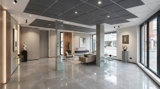 Vous recherchez un investissement offrant un rendement attractif dans un emplacement qui attire vraiment l'attention ? Alors, ceci est exactement ce qu'il vous faut !<br />L'immeuble de rapport est divisé en un local commercial et deux appartements. Le local commercial et chaque appartement ont une superficie de 150 m².<br />Rez-de-chaussée : ce local commercial spacieux peut être aménagé de manière flexible et est idéal pour un salon de coiffure, un bureau, un magasin ou d'autres activités commerciales.<br />Au premier étage, il y a deux appartements, chacun avec un salon spacieux et ensoleillé, une cuisine séparée, un escalier pratique, trois chambres, des toilettes séparées et une grande salle de bains confortable.<br />Les appartements sont accessibles par une entrée séparée avec escalier.<br />EPC appartement (Rooigemlaan 153) : D <br />EPC locaux commerciaux (Rooigemlaan 151) : D