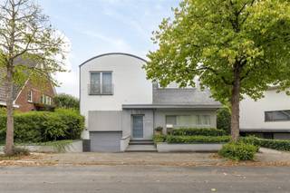 <p><span>WILRIJK - Elsdonk: Luxurious and spacious villa with 5 bedrooms and 4 bathrooms, high-quality finish in the sought-after Elsdonk neighbourhood. EPC label C.</span></p><p><span> </span></p><p><span>This exceptional villa is located in one of the most sought-after neighbourhoods of Antwerp, tucked away in the greenery of the Elsdonk neighbourhood. </span></p><p><span>The location is ideal for those who love peace and privacy, but still want easy access to the city centre and major roads.</span></p><p><span>This property combines modern comfort with thoughtful architecture and was further renovated in 2023. The result is a contemporary home with a particularly pleasant atmosphere and an abundance of space.</span></p><p><span>This unique property is the perfect choice for those looking for an exclusive, ready-to-move-in villa with high-quality finishes, in a green yet sought-after neighbourhood.</span></p><p><span> </span></p><p><span>DESCRIPTION:</span></p><p><span> </span></p><p><span>Ground floor:</span></p><p><span>Entrance hall with designer guest toilet and cloakroom.</span></p><p><span>Pleasant, open and light-filled living room with parquet flooring and impressive ceiling height, opening via sliding windows onto the large terrace and the beautifully landscaped south-facing garden with plenty of privacy. </span></p><p><span>Fully equipped and luxurious kitchen with cupboards and all appliances, including a beautiful Lacanche stove.</span></p><p><span>There is also an office, a separate lounge and a practical laundry room.</span></p><p><span>Indoor garage for 1-2 cars + driveway.</span></p><p><span> </span></p><p><span>1st floor:</span></p><p><span>Built-in office space with a view over a mezzanine.</span></p><p><span>Impressive master bedroom with adjoining dressing room and very luxurious bathroom with jacuzzi, shower and two washbasins.</span></p><p><span> </span></p><p><span>2nd floor:</span></p><p><span>Four bedrooms and three bathrooms.</span></p><p><span>Large multipurpose room, currently used as a TV room for the children.</span></p><p><span> </span></p><p><span>SPECIAL FEATURES:</span></p><p><span> </span></p><p><span>* Residential location, close to access roads</span></p><p><span>* Luxurious finishings</span></p><p><span>* Indoor garage</span></p><p><span>* Beautiful garden with lots of privacy</span></p><p><span>* Air conditioning throughout</span></p><p><span>* Sought-after location in the Elsdonk neighbourhood</span></p><p><span> </span></p>