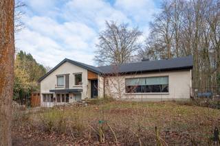 <p><strong>BEZOEKMOMENT 14 FEBRUARI. Contacteer ons kantoor voor een afspraak <br />Ruime woning met 5 slaapkamers en mogelijkheid tot cohousing te Dennendael</strong></p>
<p>Op een rustige en groene locatie bevindt zich deze <strong>ruime, gedeeltelijk gerenoveerde woning</strong> met bijzonder veel potentieel. Dankzij de aanwezigheid van <strong>maar liefst vijf slaapkamers</strong>, <strong>twee keukens</strong> en <strong>twee leefruimtes</strong> biedt dit pand een unieke opportuniteit voor grote gezinnen, samengestelde gezinnen of wie op zoek is naar een woning met <strong>cohousing- of kangoeroemogelijkheden</strong>.</p>
<p>De woning combineert ruimte en flexibiliteit met een solide basis, waarbij reeds een deel werd gerenoveerd. Verdere afwerking kan volledig naar eigen smaak gebeuren, waardoor dit een ideale investering is voor wie een thuis wil creëren op maat.</p>
<p><strong>Indeling</strong></p>
<p>De woning is momenteel ingericht met onder andere:<br />- Inkomhal met aparte toiletruimte<br /><strong>- Ruime en lichtrijke leefruimte</strong> met zicht op de tuin<br /><strong>- 2 volwaardige leefruimtes</strong>, ideaal voor dubbele bewoning of cohousing<br /><strong>- 2 keukens</strong>, waarvan één volledig vernieuwd en instapklaar<br /><strong>- 5 slaapkamers</strong>, waarvan enkele nog verder af te werken<br /><strong>- 2 badkamers</strong>, wat extra comfort biedt voor grotere gezinnen</p>
<p><strong>Extra troeven<br /></strong>- Gedeeltelijk gerenoveerde woning met verdere afwerkingsmogelijkheden<br />- Ideale woning voor wie ruimte zoekt én toekomstgericht wil wonen<br />- Perfect geschikt voor <strong>meergeneratiewonen of cohousing<br /></strong>- Veel potentieel om volledig naar eigen wens af te werken</p>
<p><strong>Tuin<br /></strong>De woning beschikt over een aangename tuin met voldoende ruimte om in alle rust te genieten van het buitenleven. De groene omgeving zorgt voor een gevoel van privacy en ontspanning.<br /><br /><strong>Blijf onze website in het oog houden voor meer foto's</strong></p>
<p></p>