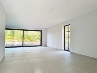 <p><span>Ligging<br /></span><span>/ aangename en rustige woonlocatie<br />/ goede bereikbaarheid<br />/ praktische ligging ten opzichte van winkels, scholen en andere dagelijkse voorzieningen<br /><br /></span><span>Indeling<br /></span><span>Via de inkom aan de voorzijde van de woning kom je binnen. <br />Hier is ook een gastentoilet met handwasser en de trap naar de eerste verdieping.<br />De ruime leefruimte heeft een supergrote raampartij met subliem zicht op de achtertuin.<br />De keuken bevindt zich aan de straatkant en is volledig ingericht. <br />Aansluitend is er een praktische berging.<br />Op de verdieping bevinden zich 3 ruime slaapkamers, een badkamer met ligbad en douche, een apart toilet en nog een extra badkamer met douche.<br />Via een vaste trap is de zolderverdieping bereikbaar, die bijkomende ruimte en mogelijkheden biedt.<br />Het terras en de tuin (in aanleg) worden een aangename plek om te ontspannen en gezellig buiten te vertoeven. <br />Volledige omheining wordt nog voorzien.<br />De carport biedt een oplossing voor het parkeren van uw wagen en fietsen (en wordt ook nog deels afgesloten).<br />Voor de woning is nog extra parkeermogelijkheid.<br />Een zorgeloze start is verzekerd: de woning is tot in de puntjes afgewerkt en met een fris geschilderd interieur.<br /><br /></span><span>Huurprijs<br /></span><span>1.450 euro/ maand<br /><br /></span><span>Extra<br /></span><span>/ met zonnepanelen<br />/ verwarming met warmtepomp<br />/ ventilatiesysteem<br />/ EPB Nieuwbouw<br /><br /></span><span>Vrij<br /></span><span>1 november 2026<br /><br /></span><span>Bezoek<br /></span><span>Gelieve 'jouw huurprofiel' hieronder in te vullen om een aanvraag voor bezoek te doen.<br /><br /><br /></span></p>