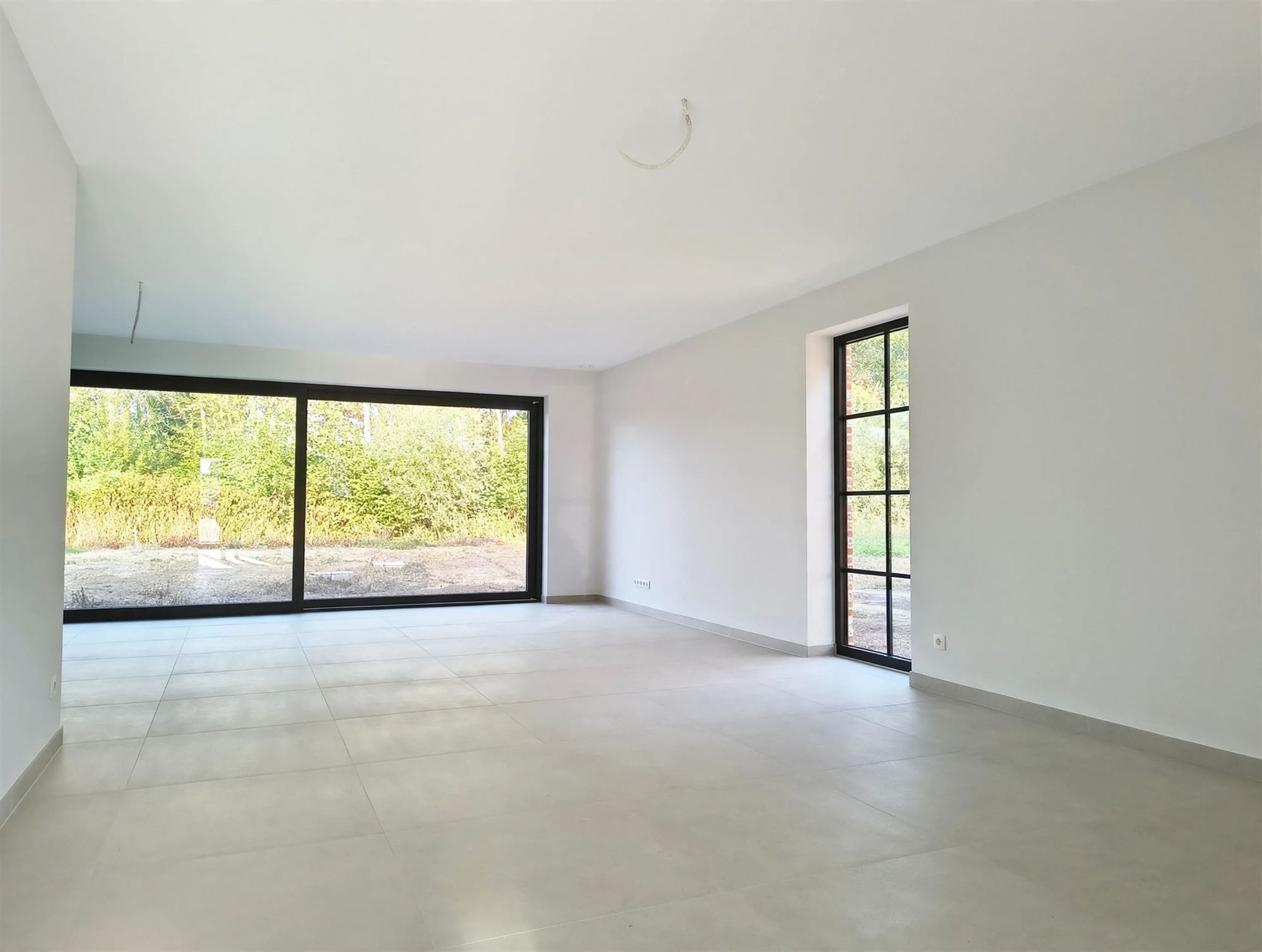Gloednieuw wooncomfort in deze woning met 3 slaapkamers, terras, tuin en carport. - foto 2