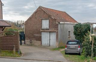 <p>Te renoveren woning in groene omgeving – ideale locatie in Dilbeek Deze woning, gelegen in een aangename straat in Dilbeek, biedt een uitgelezen kans voor wie op zoek is naar een te renoveren woning met potentieel. Het pand dient verder gerenoveerd te worden en biedt tal van mogelijkheden om de woning volledig naar eigen smaak in te richten. De woning bestaat momenteel uit een leefruimte, keukenruimte en een grote garage op de gelijkvloerse verdieping. De zolderverdieping heeft eveneens veel potentieel en kan volledig naar eigen wens worden ingericht. De ligging is een absolute troef, de woning bevindt zich in een groene, rustige omgeving, perfect voor wie van natuur en privacy houdt. Tegelijkertijd geniet u van de voordelen van een centrale ligging: winkels, scholen, openbaar vervoer en belangrijke invalswegen zijn snel bereikbaar. Zowel het centrum van Dilbeek als Brussel zijn vlot te bereiken.</p>
