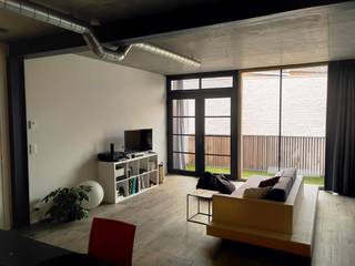 Stijlvol loftappartement op de eerste verdieping in industriële stijl, met behoud van authentieke elementen en grote ramen die zorgen voor veel lichtinval.<br />De leefruimte is afgewerkt met keramisch parket en een volledig uitgeruste open keuken (inductiekookplaat, oven, vaatwasser, diepvries, koelkast). Verder: berging/wasplaats, open vestiaire, apart toilet en een slaapkamer met ensuite badkamer met inloopdouche.<br />Geniet van de zon op het west gerichte terras in kunstgras.<br />Extra troeven:<br />Energiezuinig: EPC 65 kWh/m²/jr (A-label)<br />Warmtepomp, driedubbele beglazing, balansventilatie, zonnepanelen, regenwaterrecuperatie voor toilet en wasmachine<br />Extra berging beneden voor huisvuil en een gezamenlijke fietsenstalling tegenover het gebouw.<br />Voorzien van vloerverwarming en vloerkoeling.<br />Gordijnen en zonnewering.<br />Dichtbij openbaar vervoer, scholen en winkels.<br />Maandelijkse vaste kosten: €25/maand onderhoud + €40/maand voorschot energie.<br />Individuele meters voor water, elektriciteit en energie.<br />Een modern, duurzaam en comfortabel appartement voor wie houdt van licht, ruimte en karakter.<br />Huurprijs 815 euro/maand excl. kosten <br /><br /> 