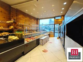 In het hart van een bloeiende winkelwijk bieden wij u deze grote winkelruimte van ±250 m² aan, verdeeld over drie verdiepingen:...