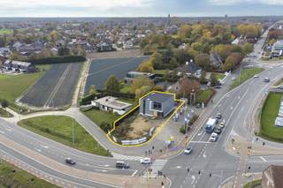 Ontdek dit gloednieuw en uiterst modern kantoorgebouw, strategisch gelegen op het drukste kruispunt van Tielt en omgeving. Dankzij de...