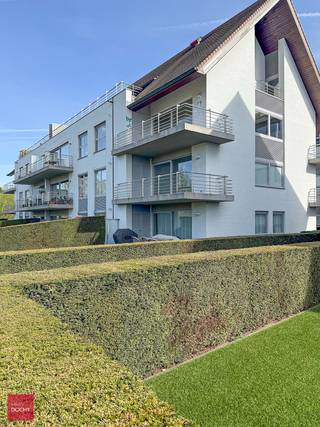 Groot leefappartement bestaande uit een inkomhall, living, volledig ingerichte keuken met alle hedendaagse toestellen, ruime (was)berging,...