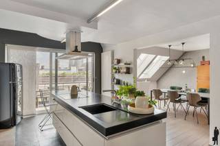 Op een toplocatie in het historische centrum van Antwerpen bevindt zich deze exclusieve duplex penthouse van 184 m². De woning combineert privacy...