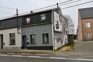 Grotendeels gerenoveerde woning met diepe tuin ! <br /><br />Indeling : Inkomhal , apart toilet , woonkamer , eetplaats , keuken , kelder .<br />Verdiep : 3 slaapkamers , badkamer . <br /><br />Diepe tuin met tuinberging .<br />Tuin bereikbaar langs de zijkant van de woning of langs achter , makkelijk voor fietsen of afval . <br /><br />Zonnepanelen voorzien met thuisbatterij ! <br /><br />De diepe tuin loop helemaal door tot tegen de Visvijverstraat . <br />Mogelijk kan er mits samenvoegen van een aanpalend perceel een perceel bouwgrond gevormd worden tegen de Visvijverstraat . <br /><br /> 