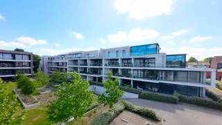 <span><span>Welkom in <strong>Residentie Serengeti</strong>. Deze prachtige nieuwbouwrealisatie is een begrip voor <strong>kwaliteit</strong> en <strong>desgin</strong> in een oase van groen en rust te Ieper.<br /><br />In deze residentie geniet u van alle <strong>rust en privacy</strong> en toch ligt het <strong>centrum van Ieper op wandelafstand</strong>. De opvallende designarchitectuur met de hoge raampartijen en gedetailleerde afwerkingen maken dit project echt uniek. Bovendien beschikken alle appartementen over de meest moderne en ecologische technieken. Zo krijgt elk appartement <strong>vloerverwarming in combinatie met een warmtepomp</strong>.<br />De site is ook voorzien van een zeer mooi aangelegde <strong>groenzone</strong> met daaronder een kelderverdieping. Hier vindt u heel wat <strong>bergingen, autostaanplaatsen en garageboxen</strong>.<br />Al deze troeven maken van Residentie Serengeti een opportuniteit voor zowel eigen woonst als investering.<br /><br /><u><em><strong>Indeling:</strong></em></u><br />Het gebouw beschikt over diverse types appartementen, verdeeld over 5 verschillende ingangen. Zowel voor alleenstaanden als gezinnen zijn heel wat mogelijkheden binnen ons aanbod.<br /><br />Er zijn nog een beperkt aantal <strong>één-slaapkamerappartementen</strong> beschikbaar op de eerste en tweede verdieping. Deze appartementen hebben telkens een aangename leefruimte met open keuken en toegang tot een breed leefterras. De badkamer wordt uitgerust met inloopdouche en in de inkomhal is een apart gastentoilet voorzien.<br />Vervolgens zijn er nog enkele stijlvolle <strong>appartementen met 2 slaapkamers</strong> te koop. Hier zijn meerdere varianten beschikbaar: kant Ieper, kant binnentuin, met 2 badkamers, etc. Alle appartementen beschikken over een ruim leefterras.<br />Ten slotte beschikt Residentie Serengeti ook over een aantal <strong>luxueuze penthouse appartementen</strong> die vanop de derde verdieping een prachtig zicht bieden over Ieper. Elke penthouse beschikt over een royaal terras. Er zijn nog een paar varianten beschikbaar, steeds gekenmerkt door een strakke stijl en uitmuntende afwerkingsmogelijkheden.<br /><br />Bij heel wat appartementen heeft u momenteel nog <strong>vrije keuze voor de afwerking</strong>.<br /><br /><u><em><strong>Wat maakt Serengeti uniek?</strong></em></u></span></span>
<ul>
	<li><span><span><strong>Toplocatie</strong>: gelegen in een groene, rustige omgeving en toch dicht bij Ieper centrum;</span></span></li>
	<li><span><span><strong>diverse types appartementen</strong> beschikbaar;</span></span></li>
	<li><span><span>strak design en hoge kwaliteit;</span></span></li>
	<li><span><span><strong>ruime leefterrassen</strong> per appartement;</span></span></li>
	<li><span><span>energiezuinige technieken (<strong>warmtepomp + vloerverwarming</strong>);</span></span></li>
	<li><span><span><strong>vrije keuze voor de afwerking</strong> van uw appartement;</span></span></li>
	<li><span><span>ondergrondse bergingen, staanplaatsen en garageboxen;</span></span></li>
	<li><span><span>prima geschikt voor eigen woonst of als investering.</span></span></li>
</ul>
<span><span>Bent u op zoek naar een appartement omgeven door groen en vlakbij het centrum van Ieper? Bel ons op <strong>057 797 500</strong> of mail naar <strong>ieper@diksimmo.be</strong> .</span></span>