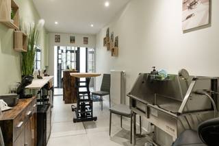Op zoek naar een instapklare woning met karakter, ruimte én een gezellige tuin? Dan is deze charmante, gerenoveerde woning zeker een bezoek waard.<br /><br />Deze sfeervolle woning combineert een authentieke, pittoreske uitstraling met het comfort van vandaag. Van zodra je binnenkomt, voel je de warme en huiselijke sfeer. De open woonkamer, eetkamer en keuken vormen samen één gezellige leefruimte waar het heerlijk vertoeven is. De stijlvolle houtkachel geeft de woning extra cachet en zorgt tijdens de wintermaanden voor een warme, knusse sfeer.<br /><br />Indeling en troeven<br /><br />Inkomhal, aparte toegang tot commerciële ruimte en toegang tot de woonkamer, open keuken, gang naar de tuin, wasplaats, badkamer gelijkvloers, berging<br /><br />Verdieping:<br /><br />3 Ruime slaapkamers, badkamer, trap naar de zolder<br /><br />Zolder:<br /><br />Stockagezolder, kan verder afgewerkt worden indien gewenst .<br /><br />De woning beschikt over een mooie, neutrale basis. Met een likje verf in een kleur naar keuze kan de nieuwe eigenaar de woning eenvoudig een volledig persoonlijke uitstraling geven en er helemaal zijn of haar eigen thuis van maken.<br /><br />Een tuin om verliefd op te worden<br /><br />De gezellige tuin is een echte blikvanger. Onder de prachtige, grote overhangende notenboom geniet je op warme dagen van natuurlijke schaduw. De sfeervolle tuinbar maakt deze tuin de ideale plaats om familie en vrienden te ontvangen of heerlijk te ontspannen na een drukke werkdag.<br /><br />Extra financieel voordeel<br /><br />Een bijzonder pluspunt is de aparte ruimte aan de voorzijde van de woning, die momenteel verhuurd wordt aan een kattenkapper voor €500 per maand. Deze huuropbrengst kan een mooie bijdrage leveren aan de afbetaling van je hypothecaire lening.<br /><br />Uiteraard kan deze ruimte ook perfect dienen als praktijk, kantoor of hobbyruimte, afhankelijk van de wensen van de nieuwe eigenaar.<br /><br />Lage energiekosten<br /><br />Dankzij de aanwezige zonnepanelen geniet je nog jarenlang van bijzonder voordelige elektriciteit. Een mooie besparing die vandaag én in de toekomst een groot verschil kan maken. (de zonnepanelen zijn nog niet meegeteld in het EPC)<br /><br />Uitstekende ligging<br /><br />De woning is ideaal gelegen: op wandelafstand van de Spar voor je dagelijkse boodschappen en recht tegenover de apotheek. Ook andere dagelijkse voorzieningen bevinden zich in de nabije omgeving.<br /><br /><br />Ben je op zoek naar een karaktervolle, instapklare gezinswoning met lage energiekosten, een prachtige tuin én de mogelijkheid tot extra huurinkomsten?<br /><br />Dan is deze woning absoluut een bezoek waard. Kom de warme sfeer zelf ontdekken en laat je verrassen door alles wat deze unieke woning te bieden heeft.<br /><br />Troeven: <br /><br />- 3 ruime slaapkamers<br />- 2 badkamers<br />- 3 toiletten<br />- Nieuwe ramen<br />- Elektrische rolluiken<br />- Volledig geïsoleerde zolder met de mogelijkheid om een grote extra slaapkamer, bureau, hobbyruimte of master suite te creëren<br />- Praktisch tuinhuis<br />- Open leefruimte met woonkamer, eetkamer en keuken<br />- Neutrale basis die eenvoudig naar eigen smaak kan worden afgewerkt<br /><br />