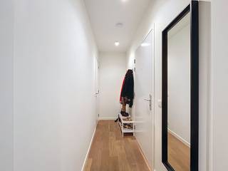 Naast een ideale ligging en modern wooncomfort pakt dit appartement ook uit met de aanwezigheid van vier mooie binnentuinen. Hier woon je in een bruisende stad, maar toch midden in het groen. Ook voor scholen, sport en recreatie of horecazaken hoef je niet ver te gaan. Kortom: een perfect afgewerkt appartement op een topligging met alles binnen handbereik. Indeling van het appartement:Inkomhal - leefruimte - keuken - bergruimte - toilet - slaapkamer - badkamer - terras. De gemeenschappelijke kosten bedragen 100,00 euro/maand.De maandelijkse huurprijs voor de grote autostaanplaats bedraagt 90,00 euro/maand, deze is verplicht bij te huren.Beschikbaar vanaf: 01/02/2026