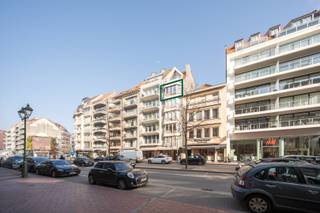 Ontdek dit luxueus afgewerkte en centraal gelegen appartement aan de zonnige kant van de Lippenslaan.Indeling:Inkomhal met vestiaire en apart...