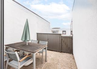 Bungalow met een slaapkamer en aangenaam terras te koop in vakantiedomein "De Grote Zeemeeuwen".<br /><br />De bungalow werd als volgt ingedeeld: inkomdeur | leefruimte met aanpalend terras | halfopen, uitgeruste keuken | slaapkamer | badkamer voorzien van douche, lavabo en toilet. <br /><br />Voldoende parkeergelegenheid recht voor de deur! <br /><br />Het dak en de gevels werden recentelijk geïsoleerd. Alle ramen werden reeds vervangen door hoogrendementsbeglazing in PVC raamprofielen. De elektrische installatie is conform! <br /><br /> Mits plaatsen van een warmtepomp wordt het EPC direct een label C. Simulatie van erkend energiedeskundige voorhanden! <br /><br />Op zoek naar uw betaalbaar stekje aan zee? Contacteer ons snel voor meer info.