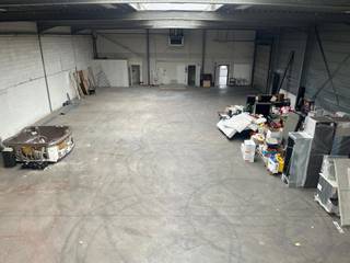 Magazijn van 512m² met 2 sectionale poorten en een mezzanine van 96m² met een gelijkvloerse kantoorruimte van 102m².Aangenaam en lichtrijk kantoor op...