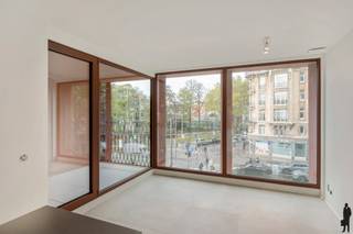 In een recent opgeleverd nieuwbouwproject op de Belgiëlei bevindt zich dit energiezuinige éénslaapkamerappartement met een bewoonbare oppervlakte van ca. 55 m². Dankzij de grote raampartijen geniet de leefruimte van veel natuurlijk licht en een aangenaam, open gevoel.<br /><br />GA NAAR WWW.DEBOERENPARTNERS.BE OM RECHTSTREEKS UW ONLINE AFSPRAAK IN TE PLANNEN<br /><br />Indeling en afwerking<br /><br />Bij binnenkomst betreed je meteen de lichte leefruimte met open keuken, die een moderne uitstraling heeft en toegang biedt tot het ruime terras.<br />Het appartement is instapklaar afgewerkt met kwalitatieve materialen en beschikt over vloerverwarming.<br /><br />Troeven<br />Nieuwbouw met moderne afwerking<br />Instapklaar en energiezuinig<br />Berging met aansluiting voor wasmachine en droogkast<br />Ruim terras met veel lichtinval<br />Vloerverwarming<br />Lift en privatieve kelderberging aanwezig<br /><br />Financieel<br />Beschikbaar: Onmiddellijk<br /><br />GA NAAR WWW.DEBOERENPARTNERS.BE OM RECHTSTREEKS UW ONLINE AFSPRAAK IN TE PLANNEN