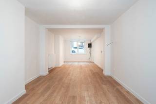 TREVI GENT - Gerenoveerd, INSTAPKLAAR, modern 1-slaapkamer appartement (type 'sous-sol') in een klein gebouw van 5 units, vlakbij het centrum, openbaar vervoer campussen, park... Nieuwe elektriciteit, sanitair, keuken, afwerkingen en overal individuele meters en installaties. Een UNIEKE KANS voor starters, investeerders en studerende kinderen! Het appartement bestaat uit een aangename leefruimte met groot raam op de voorzijde, een slaapruimte, nieuwe keuken ruim en met plaats voor wasmachine/droogkast, volledig nieuwe badkamer met douche, klein koertje achteraan. Kortom: ALLE COMFORT. Gunstig EPC (B), elektriciteit conform, blanco asbestinventaris. Boek nu uw afspraak op één van onze bezoekmomenten!