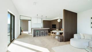 Dit uitzonderlijk verblijf maakt deel uit van het prestigieuze project Kalvekeet, een autovrij en groen woonerf aan de rand van Knokke. Hier woont U in alle rust, omgeven door natuur, terwijl het bruisende centrum, het strand en de belangrijkste invalswegen zich op korte afstand bevinden. Een ideale combinatie van bereikbaarheid, privacy en woonkwaliteit.<br /><br />Met een bewoonbare oppervlakte van ca. 200 m² biedt deze woning bijzonder royale volumes en een doordachte indeling, perfect afgestemd op hedendaags wooncomfort. Bovendien geniet U van een onderhoudsvriendelijke omgeving: het domein en de prachtig aangelegde parktuin worden collectief onderhouden, waardoor U zich geen zorgen hoeft te maken over buitenonderhoud.<br /><br />De leefruimte bevindt zich op het hoogste niveau, wat zorgt voor een uitzonderlijk aangename lichtinval en een open gevoel. De ruime zithoek, eetplaats en volledig uitgeruste keuken vloeien harmonieus in elkaar over en geven uit op meerdere terrassen. Deze bieden voldoende privacy en een prachtig zicht op het omliggende groen, ideaal om in alle rust te genieten.<br /><br />Op de slaapverdieping bevinden zich drie volwaardige slaapkamers en twee badkamers. De master bedroom beschikt over een eigen ensuite badkamer. Deze verdieping werd afgewerkt met hoogwaardige materialen en maatwerk kasten, wat zorgt voor een tijdloze en rustige uitstraling. Daarnaast is er een praktische wasruimte voorzien voor wasmachine en droogkast.<br /><br />Een absolute meerwaarde is de private lift die alle verdiepingen verbindt, van de ondergrondse garage tot het hoogste niveau. Hierdoor is de woning volledig toekomstgericht en geschikt voor elke levensfase.<br /><br />De afwerking is bijzonder verzorgd en duurzaam, met onder meer visgraatparket, kwalitatieve toestellen en een materiaalkeuze die inzet op esthetiek én gebruiksgemak. De woning is bovendien uitgerust met energiezuinige technieken zoals een warmtepomp en zonnepanelen, wat resulteert in een laag energieverbruik en optimaal wooncomfort.<br /><br />Dit pand vormt een zeldzame combinatie van architecturale verfijning, hedendaagse luxe en duurzame technologie, gelegen in een exclusieve en autovrije omgeving nabij Knokke-Heist. Een unieke opportuniteit voor wie op zoek is naar een hoogwaardige vaste woonst of tweede verblijf.<br /><br />Aankoop onder 12% registratierechten op de grondwaarde en 21% btw op de constructiewaarde.<br /><br />De indeling:<br /><br />Gelijkvloers:<br />Inkomhal met trappenhal en lift<br /><br />1ste verdieping (slaapniveau):<br />- Royale nachthal met mogelijkheid tot relaxhoek,<br />- Afzonderlijk toilet, <br />- Drie ruime slaapkamers, waarvan één met ingemaakte kasten,<br />- Twee badkamers met inloopdouche en kwalitatief meubilair, ensuite badkamer verbonden aan de master bedroom<br />- Talrijke ingemaakte kasten in de hal,<br />- Praktische wasruimte,<br /><br />2de verdieping (leefniveau):<br />- Royale inkomhal met gastentoilet en ingemaakte vestiaire/bergruimte,<br />- Zeer ruime en lichtrijke leefruimte met hoge plafonds en grote raampartijen,<br />- Open keuken met kookeiland uitgerust met hoogwaardige Miele-toestellen,<br />- Aparte eethoek, stijlvol afgescheiden door een houten roomdivider,<br />- Groot terras met minimale inkijk en prachtig zicht op het groen,<br /><br />Extra:<br /><br />Mogelijkheid tot aankoop van een uitzonderlijk ruime garagebox voor 4 wagens (€165.000)<br /><br />Bent U op zoek naar een exclusieve, energiezuinige woning met hoogwaardige afwerking op een toplocatie in Knokke-Heist? Dit is een unieke kans binnen een schaars aanbod.<br /><br />Neem vandaag nog contact met ons op voor meer informatie of een bezoek ter plaatse!