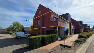 Praktisch ingedeeld appartement op het eerste verdiep met 2 slaapkamers en zowel aan de voor- en achterzijde een terras.<br />Rustige ligging in Wijchmaal, deelgemeente van de stad Peer. Mooi ingerichte keuken, badkamer met combinatie douche/ligbad en badkamermeubel met enkele wastafel, apart toilet met handwasser, een 2-persoonsslaapkamer en een 1-persoonsslaapkamer, kelderberging en autostaanplaats.<br /><br />INDELING:<br /><br /><span>Kelder:</span><br />- berging<br /><span>- Autostaanplaats<br /><br />Gelijkvloers:<br />Trappenhal/inkom</span><br /><br /><span>Verdieping 1:</span><br />- inkom<br />- zithoek en eethoek<br />- uitgeruste keuken<br />- 2 slaapkamers<br />- berging/cv<br />- badkamer<br />- toilet<br />- vestiaire<br />- terras aan voor- en achterzijde<br /><br />Algemeen :<br /><span>-Beschikbaar vanaf 01/12/2026</span><br />-Huisdieren enkel in overleg<br />-Provisie gem.kosten : € 55,--/maand<br />